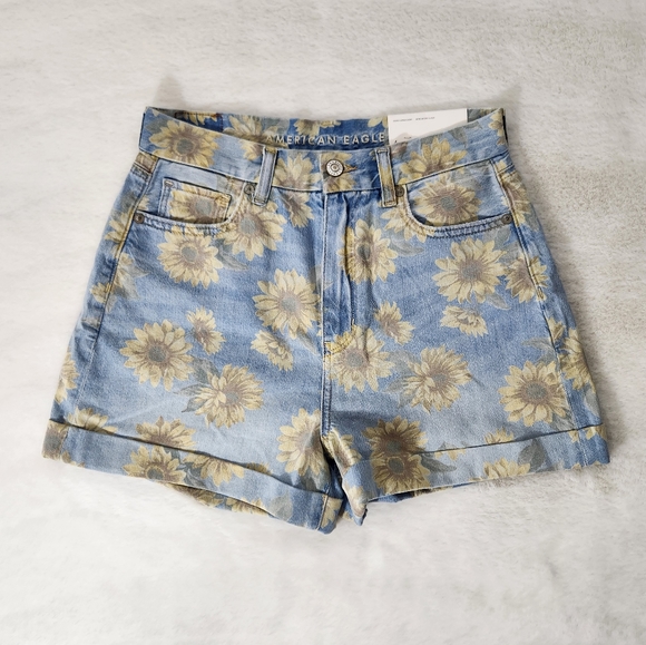 American Eagle Outfitters Pants - NWT American Eagle Outfitters Floral Curvy Mom Short